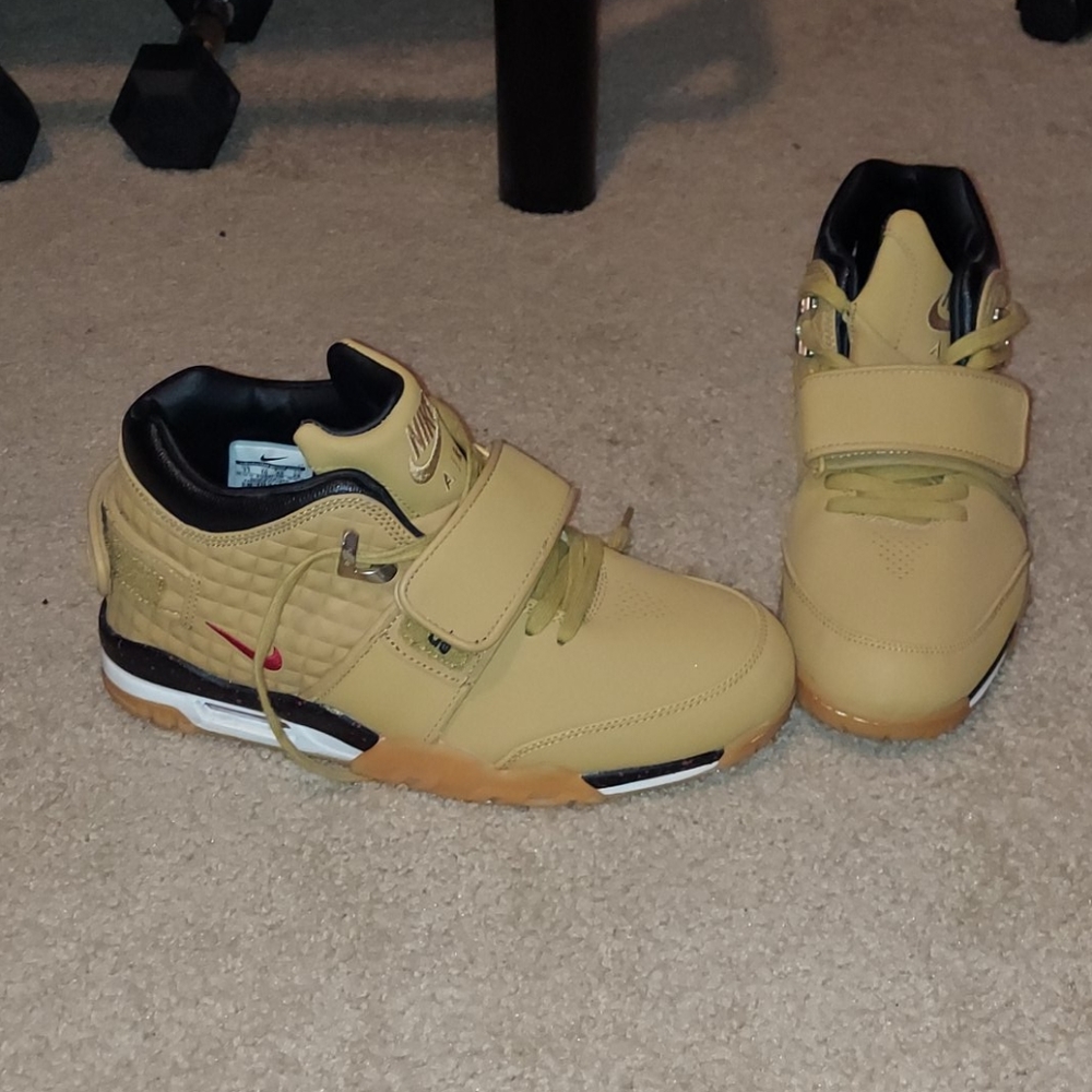 Victor Cruz Nikes